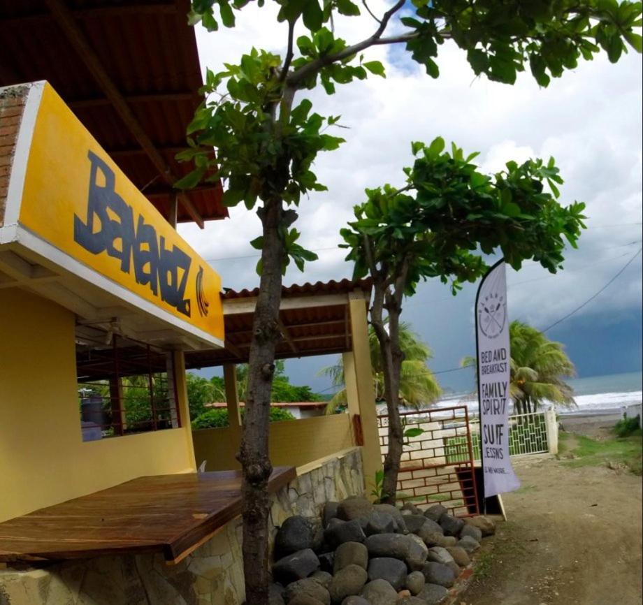 Bananoz Surfhouse Bed & Breakfast Transito Luaran gambar